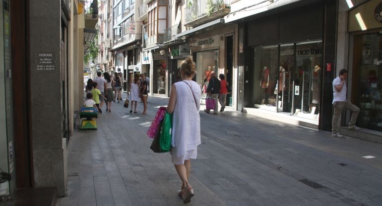 Un carrer comercial de Figueres.