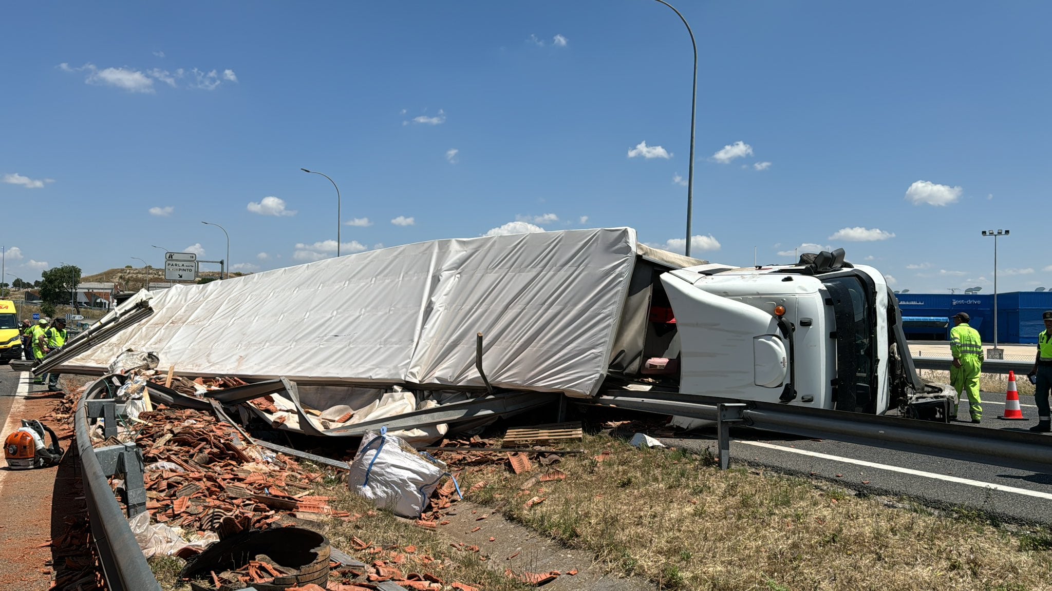 El camión atravesado entre ambos sentidos de la A-42