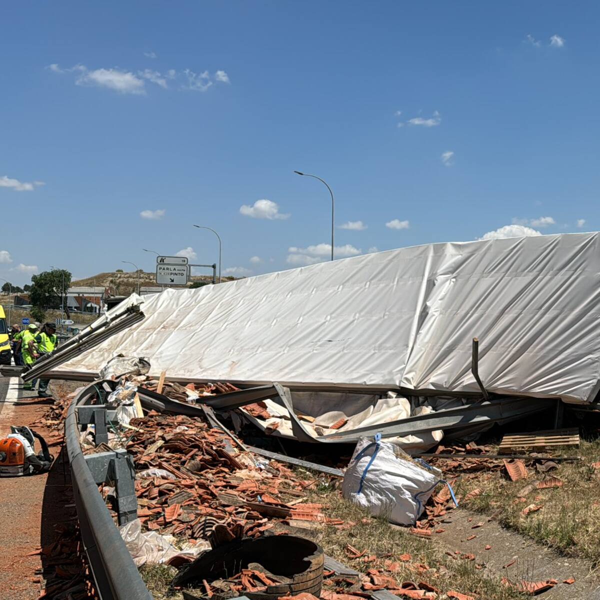 Un camión queda atravesado en la A-42 entre Fuenlabrada y Parla tras un accidente con dos heridos leves