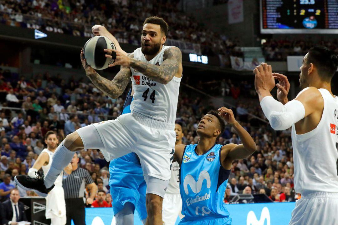 El alero sueco del Real Madrid, Jeffery Taylor (i), durante el partido de cuartos de final de la Copa del Rey