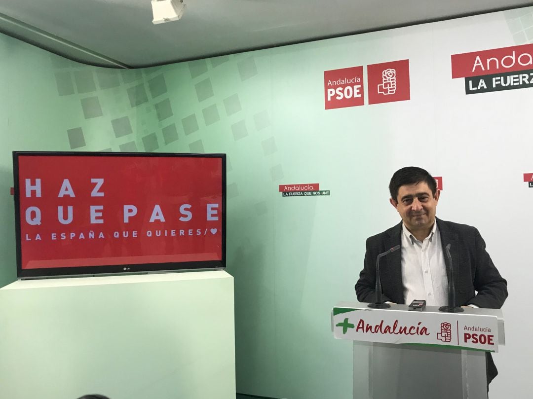 Francisco Reyes en la sede del PSOE provincial.