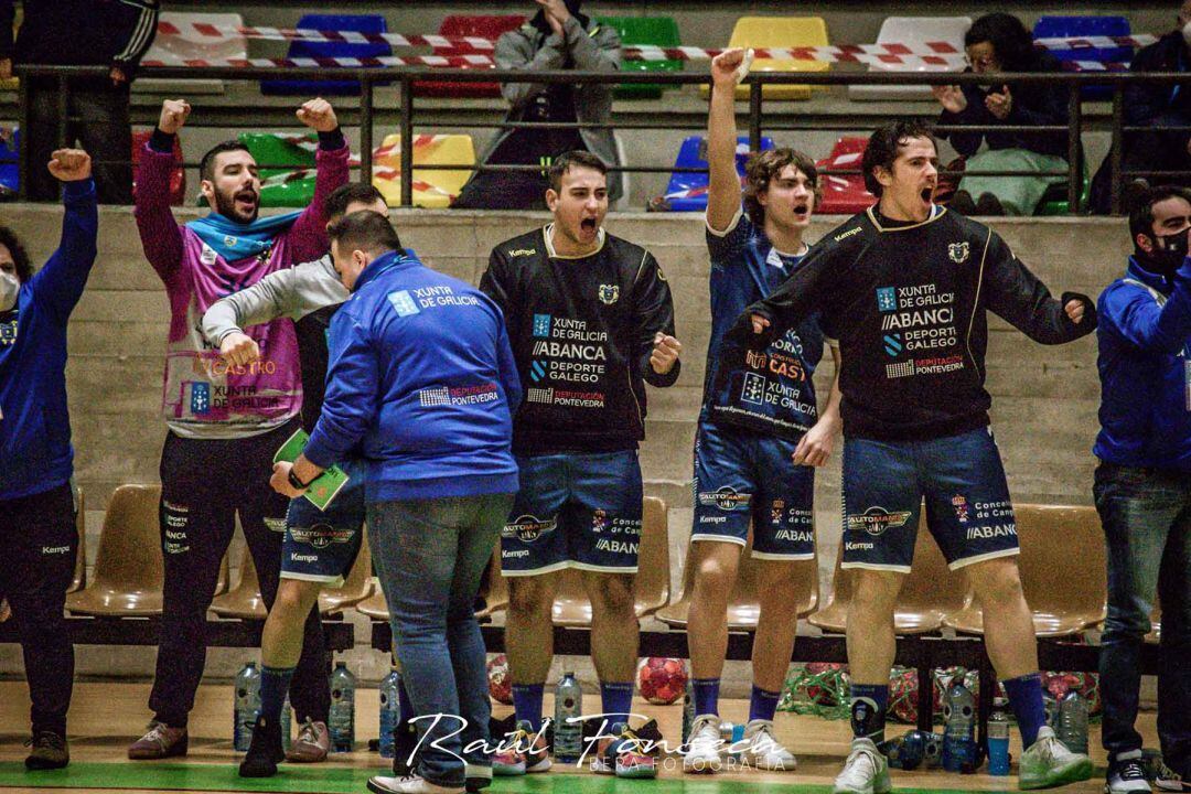 Los jugadores del Cangas del Morrazo celebran la victoria contra el Abanca Ademar 