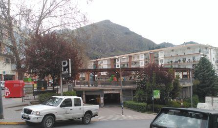 Entrada y salida del parking en la plaza de Andalucía