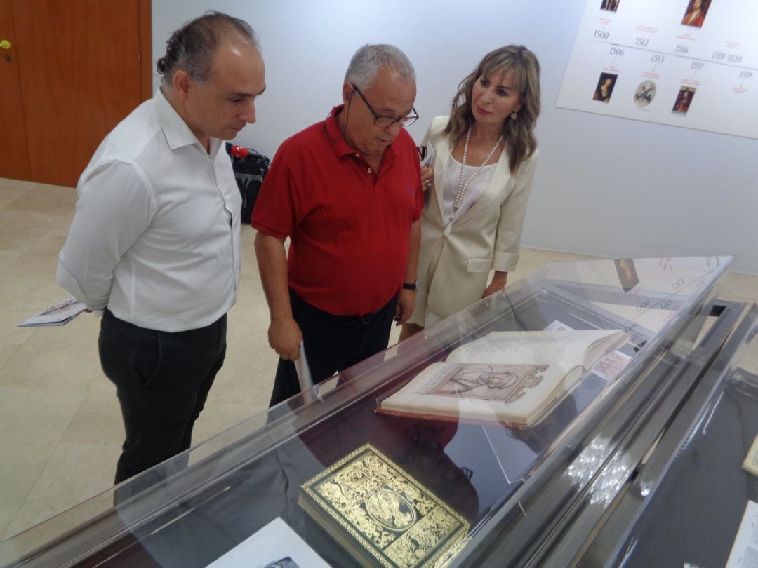 Gonzalo Santonja explica el contenido de una de las vitrinas al concejal de Cultura, Emilio Berzosa, y su predecesora, Azucena Esteban