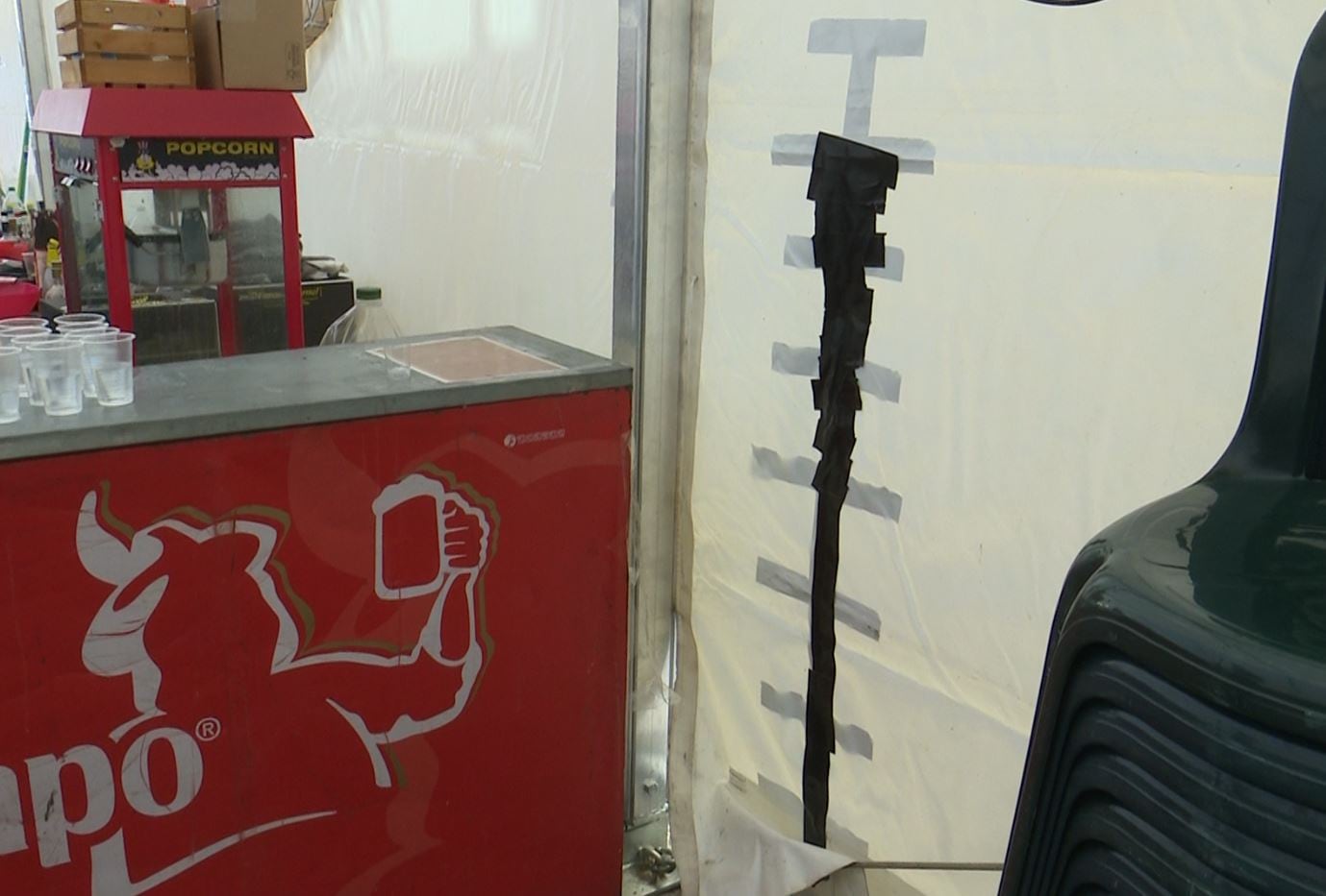 Un grupo de jóvenes rompía uno de los laterales de la carpa de la Falla Plaça El·líptica.