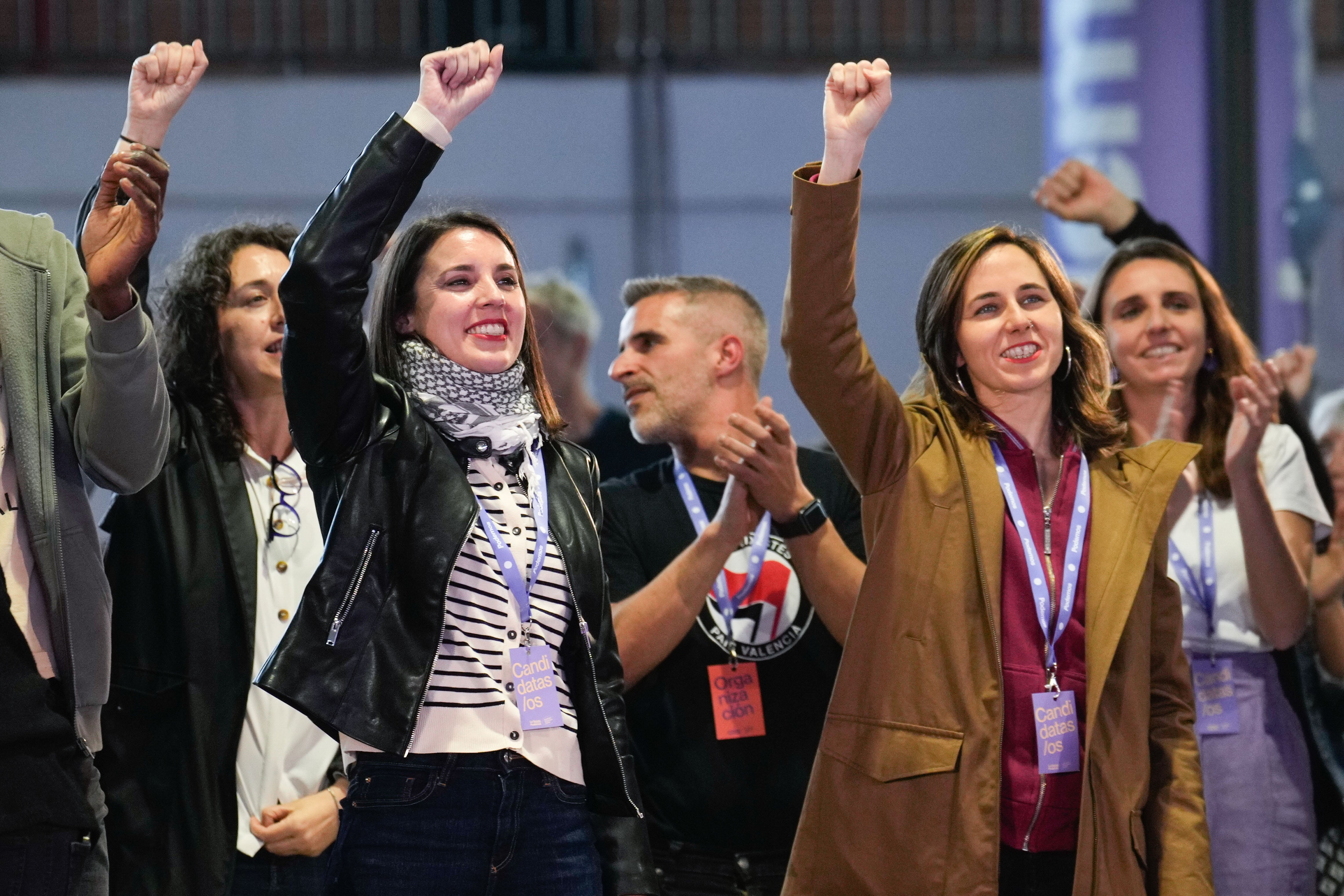 La eurodiputada y exministra de Igualdad Irene Montero (izda), e Ione Belarra, líder del partido, asisten a la quinta asamblea estatal de Podemos celebrada este viernes en Marid, donde elegirá al líder del partido y aprobará los documentos político y organizativo. EFE/Borja Sanchez-Trillo
