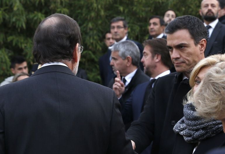 El presidente del Gobierno, Mariano Rajoy (i), saluda al secretario general del PSOE, Pedro Sánchez (d), durante el funeral de Estado por los policías asesinados en Kabul