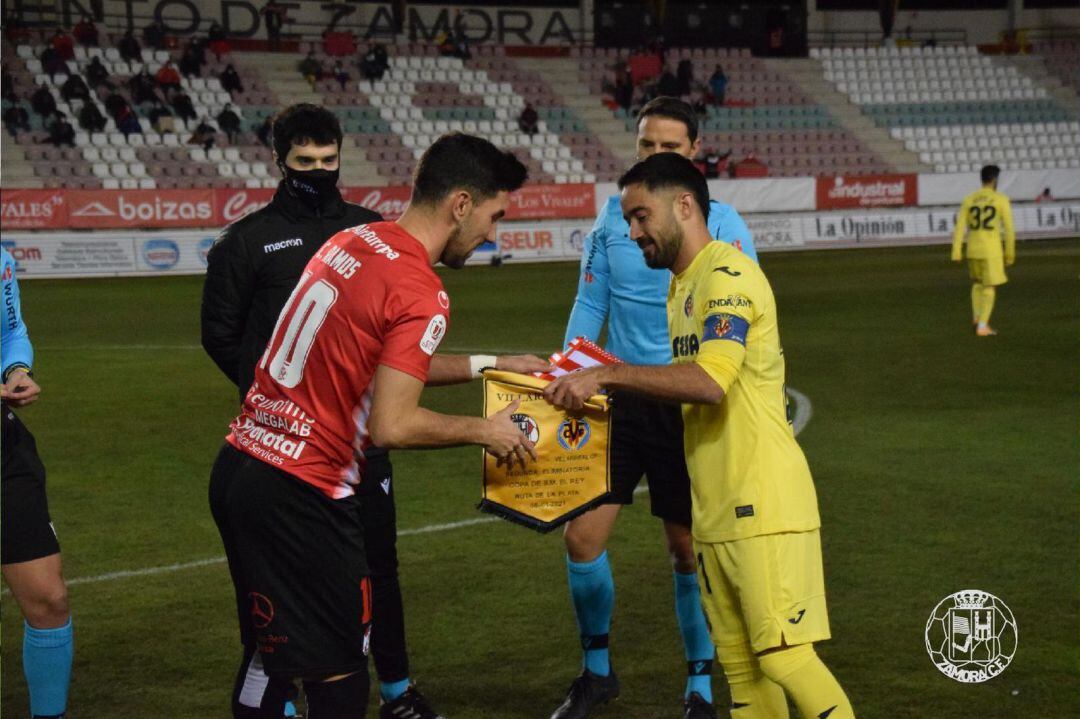 Intercambio de banderines en el inicio del partido