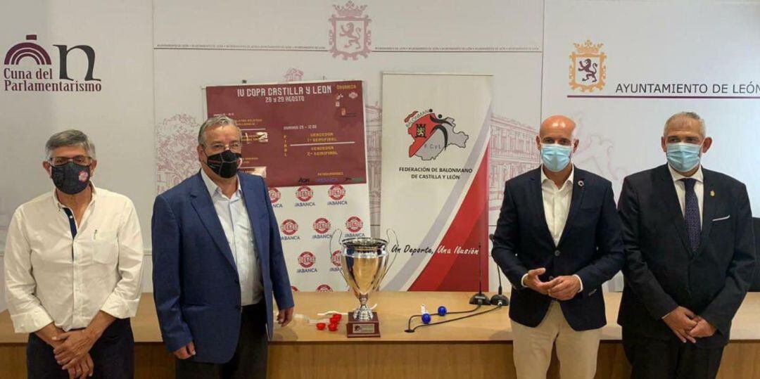 Franco, junto al presidente de la Territorial y las autoridades locales en la presentación del torneo