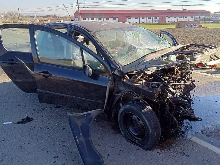 Imagen de cómo han quedado los vehículos implicados en el accidente de tráfico, que se ha saldado con dos jóvenes fallecidos en Villaluenga de la Sagra (Toledo)