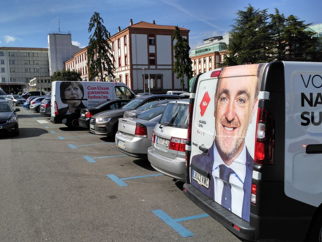 Los equipos de campaña de Navarra Suma y Geroa Bai han coincidido en el mismo lugar, Complejo hospitalario, y a la misma hora, para ofrecer sus propuestas en salud.