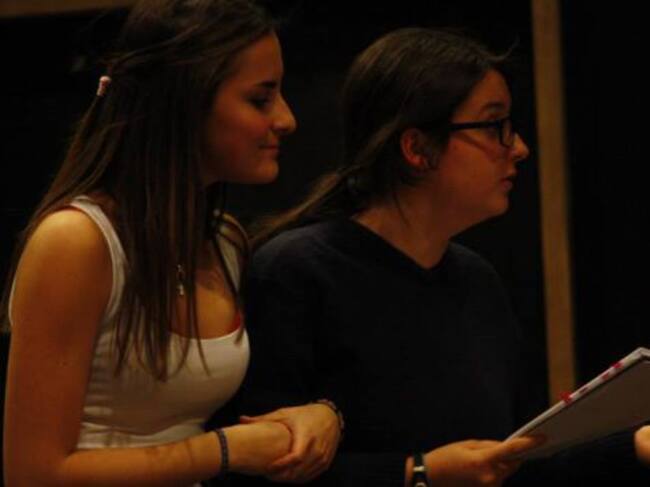 Dos miembros del Grupo de Teatro Prieto en los ensayos de Check-in Check-out Berlin