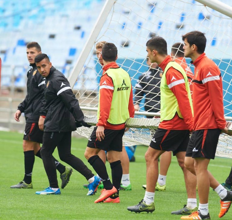 Los jugadores del Real Zaragoza trasladan una portería durante un entrenamiento