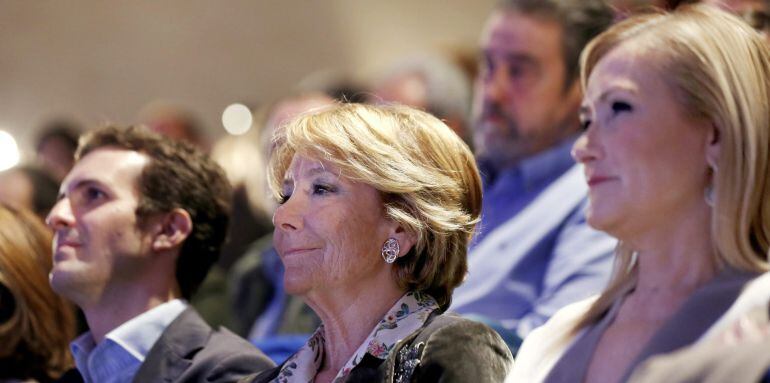 El vicesecretario de Comunicación del PP, Pablo Casado (i), junto a la presidenta de la formación en Madrid, Esperanza Aguirre (c), y la presidenta de la Comunidad, Cristina Cifuentes (d), en un acto del partido de Madrid en Alcorcón.