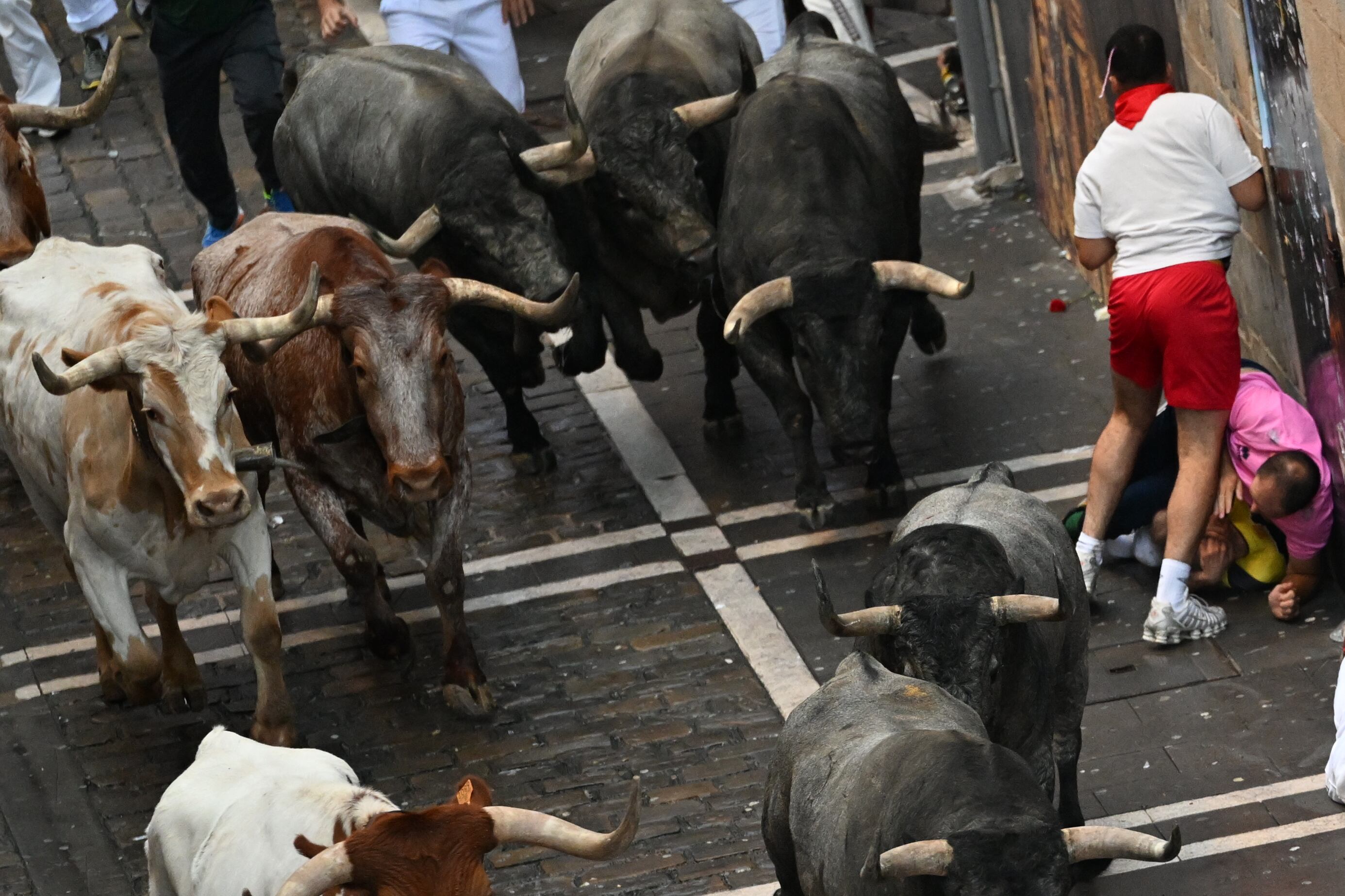 Los toros de la ganadería de José Escolar a su paso por la calle Estafeta en el segundo encierro de los sanfermines 2023