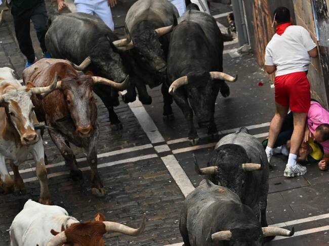Los toros de la ganadería de José Escolar a su paso por la calle Estafeta en el segundo encierro de los sanfermines 2023