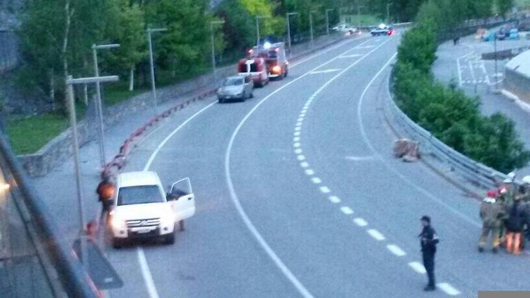 La carretera de La Massana o Ordino, tallada ahir al vespre amb el bloc rocós caigut sobre la calçada