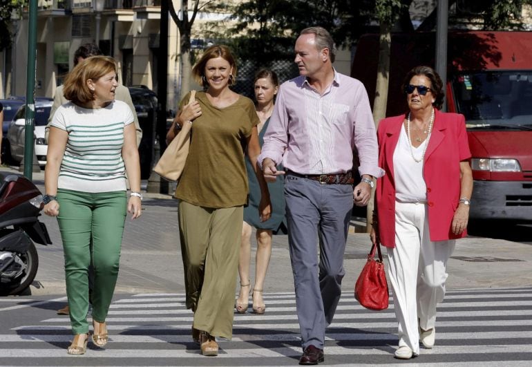 GRA368. VALENCIA, 28/07/2015.- La secretaria general del PP, María Dolores de Cospedal (2i), acompañada por el expresident de la Generalitat y presidente del PPCV, Alberto Fabra (2d); la exalcaldesa valenciana, Rita Barberá (d) y la coordinadora general del PPCV, Isabel Bonig, a su llegada a la reunión del Comité Ejecutivo Regional y Junta Directiva Regional del PP de la Comunitat Valenciana en sesión conjunta, en la que previsiblemente se elegirá al sucesor o sucesora de Fabra al frente del partido. EFE/Juan Carlos Cardenas