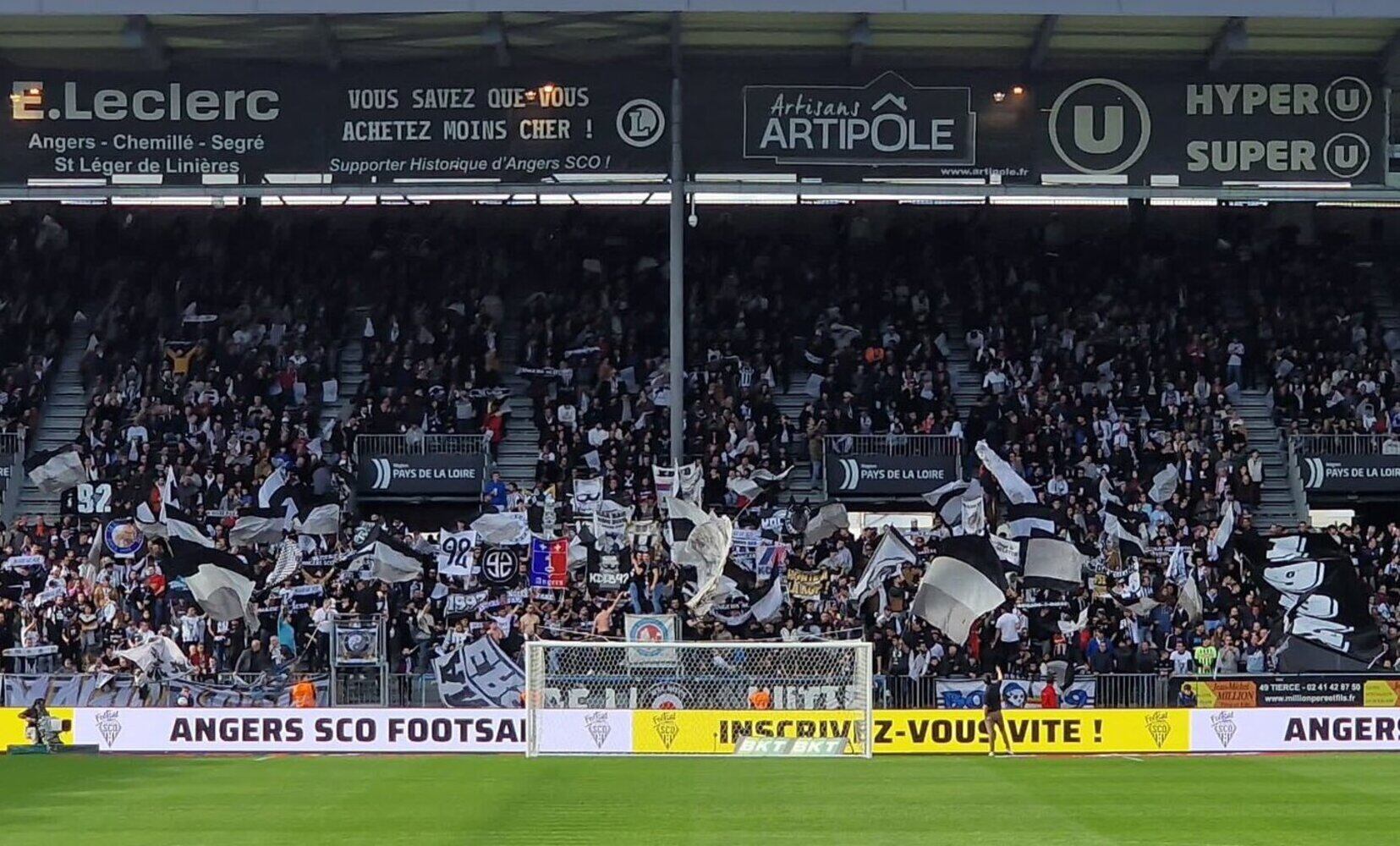 Grada repleta de aficionados del Angers SCO