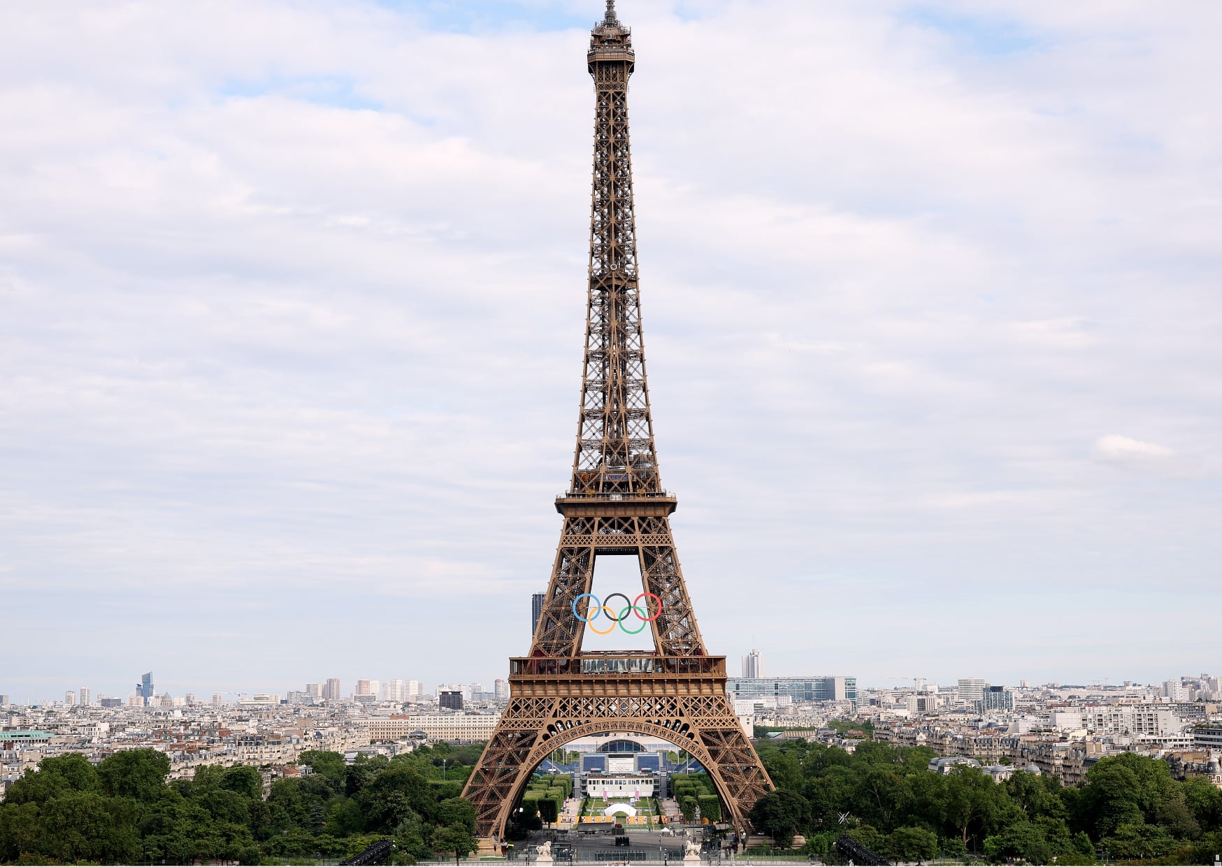 La Torre Eiffel con los aros olímpicos. Archivo.