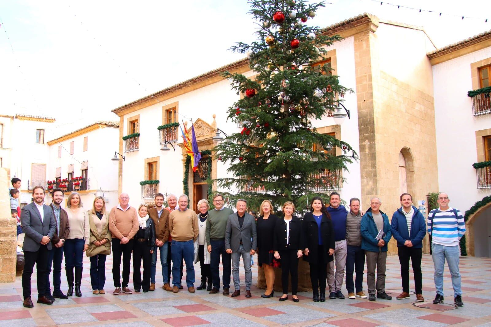 Foto de familia de la corporación municipal de Xàbia, tras el último pleno de 2022.