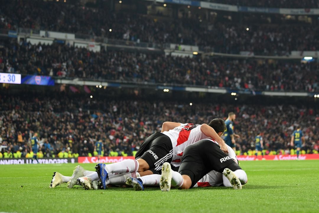 Los jugadores de River celebran el decisivo gol