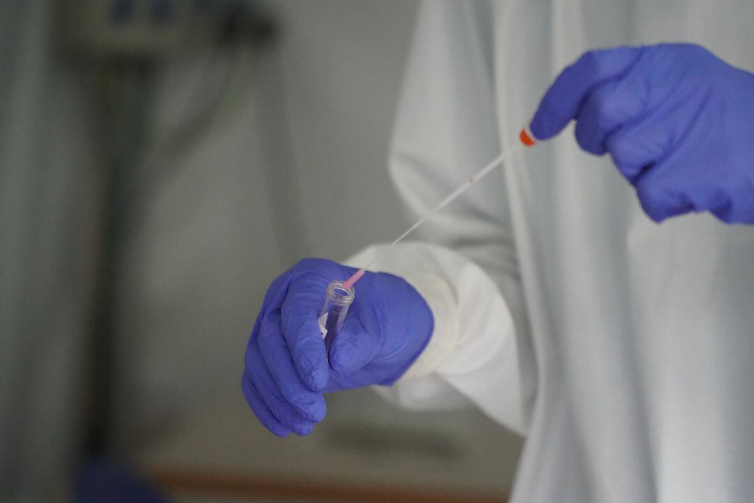 Trabajadores sanitarios realizan test de COVID-19.