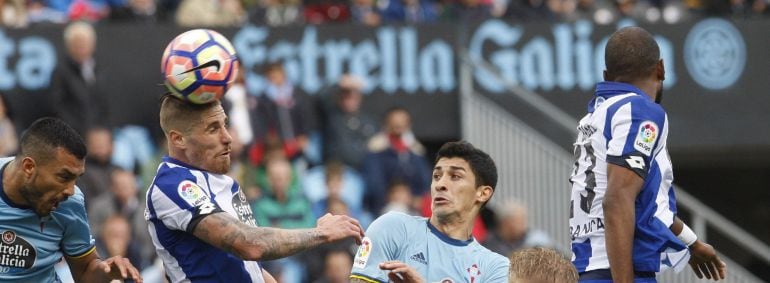El jugador del Deportivo Raúl Albentosa cabecea el gol del empate ante el Celta de Vigo en el partido de la novena jornada de LaLiga disputado hoy en el estadio Balaídos.