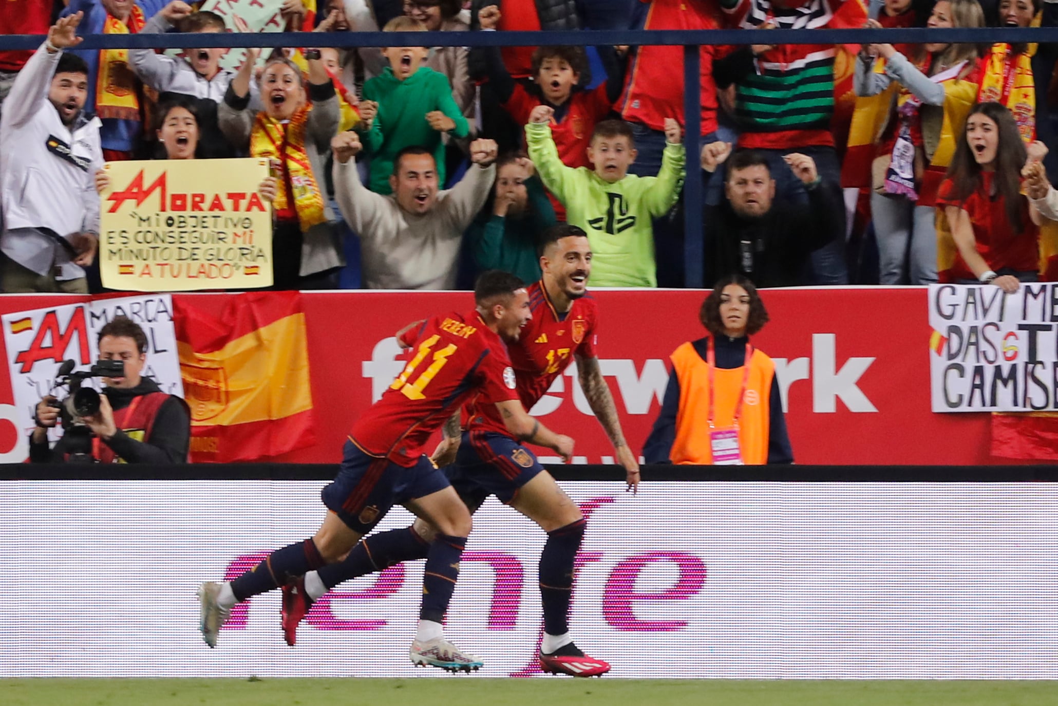 MÁLAGA, 25/03/2023.- El delantero de la selección española de fútbol Joselu (d) celebra con Yeremi Pino tras marcar el segundo gol ante Noruega, durante el partido clasificatorio de la Eurocopa 2024 que España y Noruega disputan este sábado en el estadio de La Rosaleda, en Málaga. EFE/Jorge Zapata
