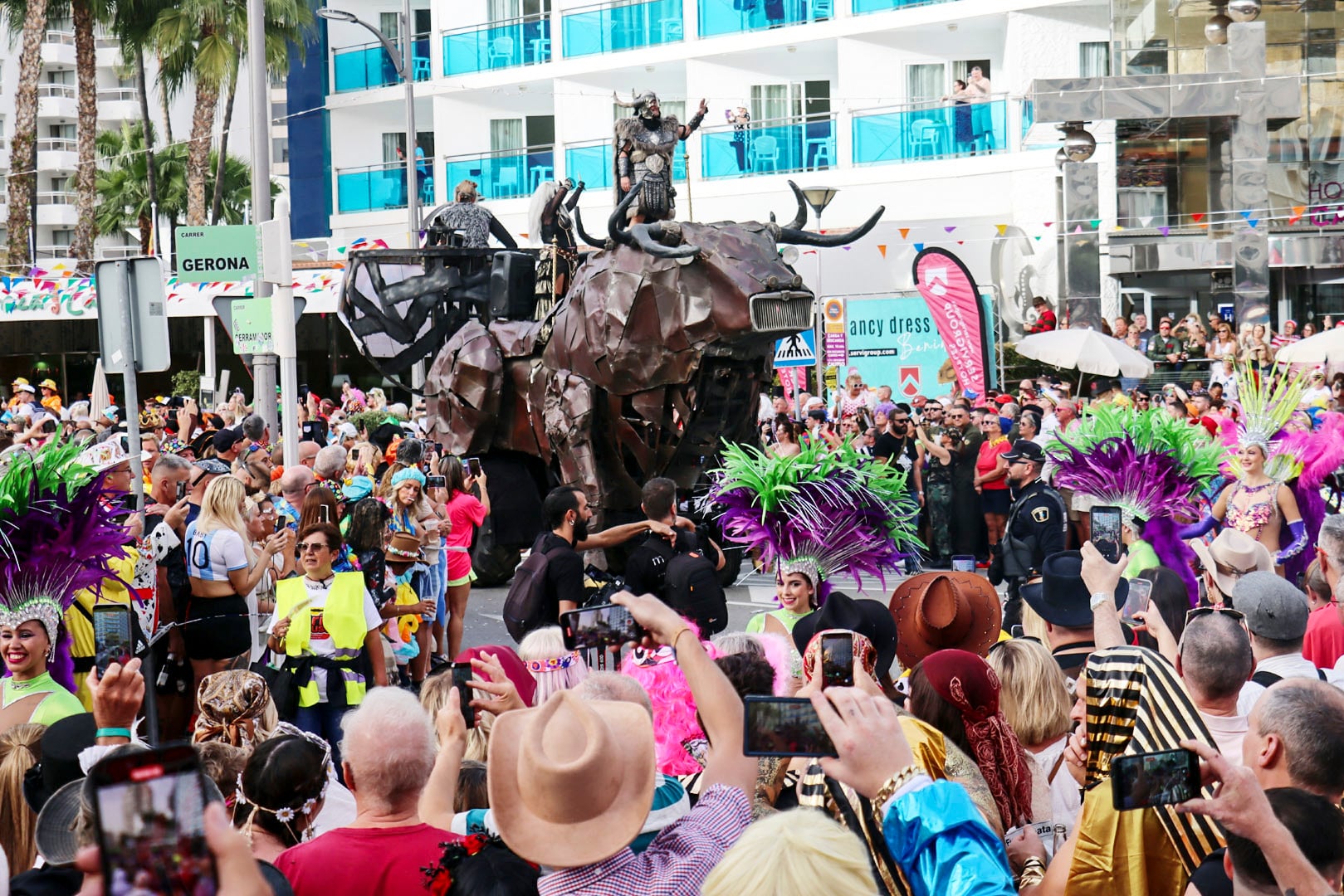 Más de 30.000 las personas, en su mayoría británicas, han llenado este jueves de colorido las calles de Benidorm durante la popular Fancy Dress Party, una multitudinaria fiesta de disfraces que se celebra desde hace algo más de 30 años durante la jornada posterior a sus fiestas mayores patronales