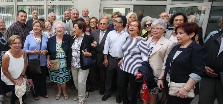 Joan Ribó, alcalde de Valencia, con algunos mayores del centro