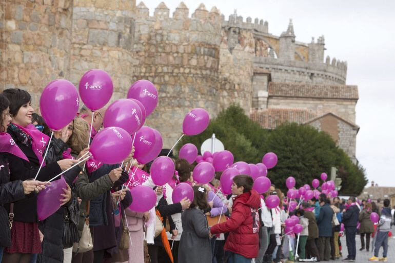 La Muralla de Ávila se ha convertido en símbolo de solidaridad hacia las afectadas y de esperanza en su lucha, durante el abrazo protagonizado por las más de 3.000 personas que casi han rodeado los 2,5 kilómetros de su perímetro, en la víspera del Día Mun