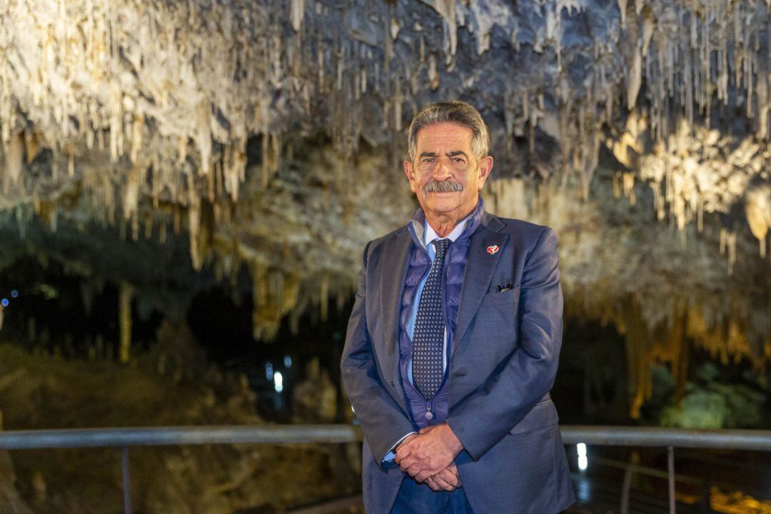 El presidente de Cantabria, Miguel Ángel Revilla, felicita la Navidad desde la cueva de El Soplao.