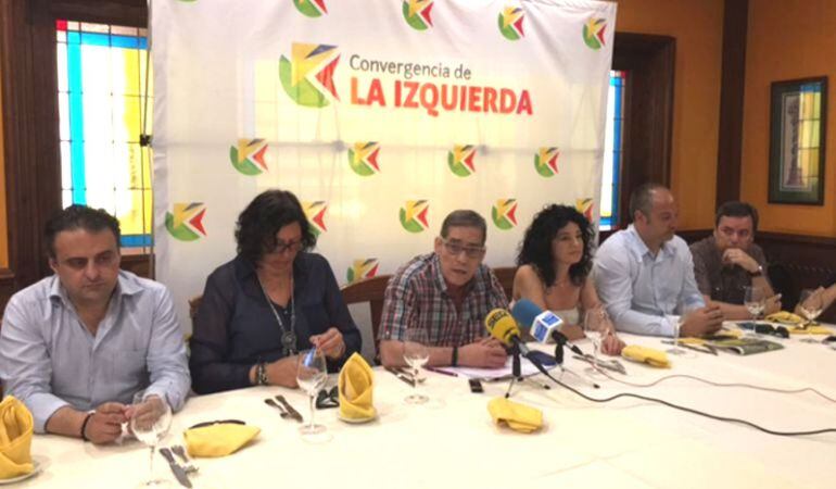 Varios de los concejales de IUCM presentaron una formación paralela, como Teresa Fernández o Javier Santos (segunda y quinto por la izquierda)