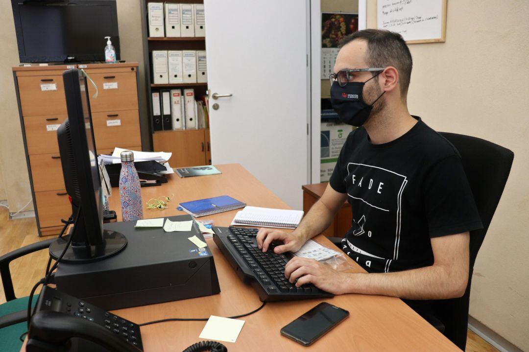 Un trabajador de la Diputación de Badajoz con una mascarilla