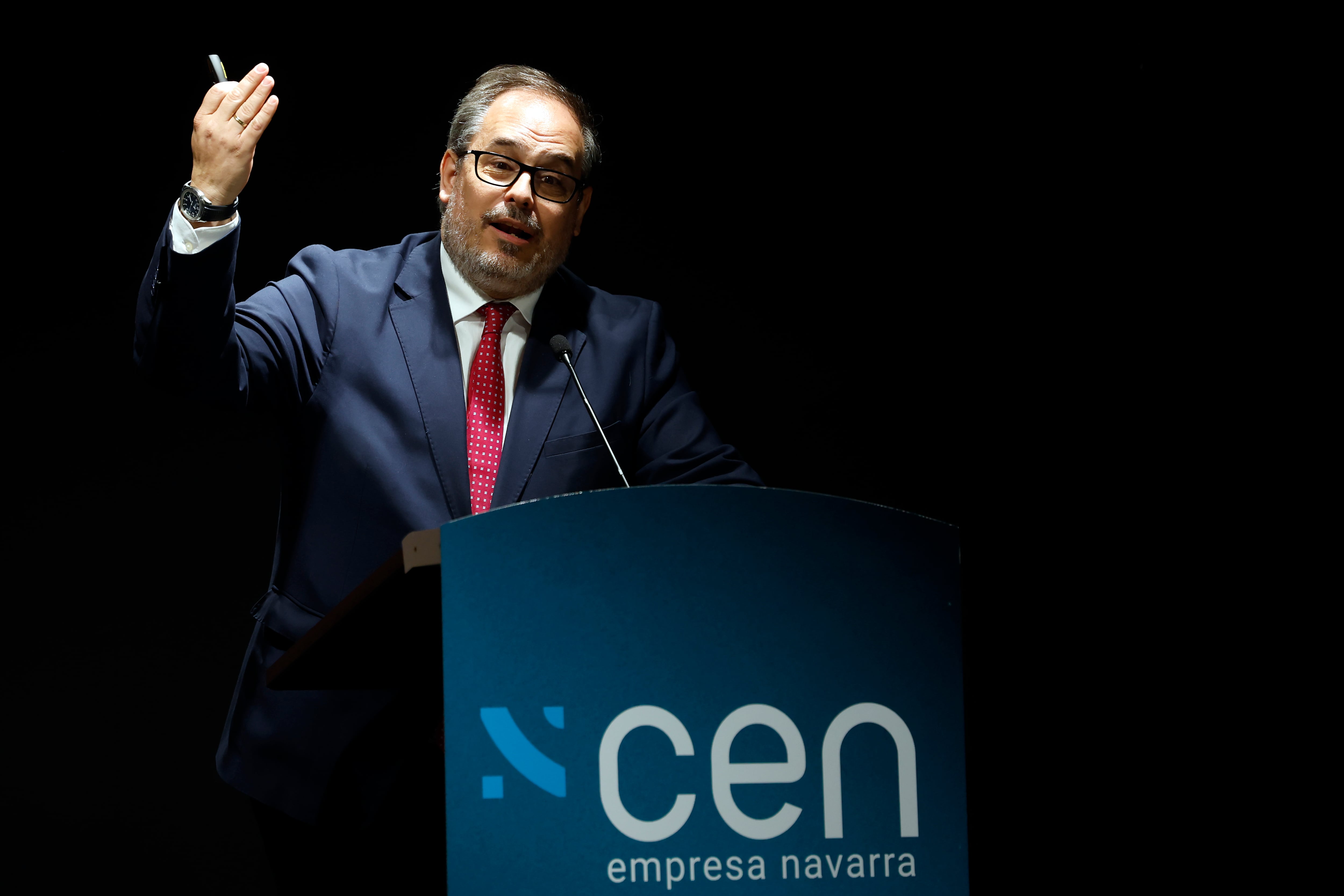 PAMPLONA, 24/03/2026.- El comisionado del Gobierno para el Corredor Atlántico, José Antonio Sebastián, ha pedido este martes no "elucubrar" con los plazos de construcción del tramo navarro del Tren de Alta Velocidad, que en todo caso, ha señalado a los medios de comunicación, avanza a "velocidad de crucero". Sebastián, junto al consejero de Cohesión Territorial, Óscar Chivite, y el presidente de la CEN, Manuel Piquer, han participado en un acto plenario celebrado en la sede de la patronal navarra con motivo del aniversario del lanzamiento de la Plataforma Pro TAV. EFE/Jesús Diges