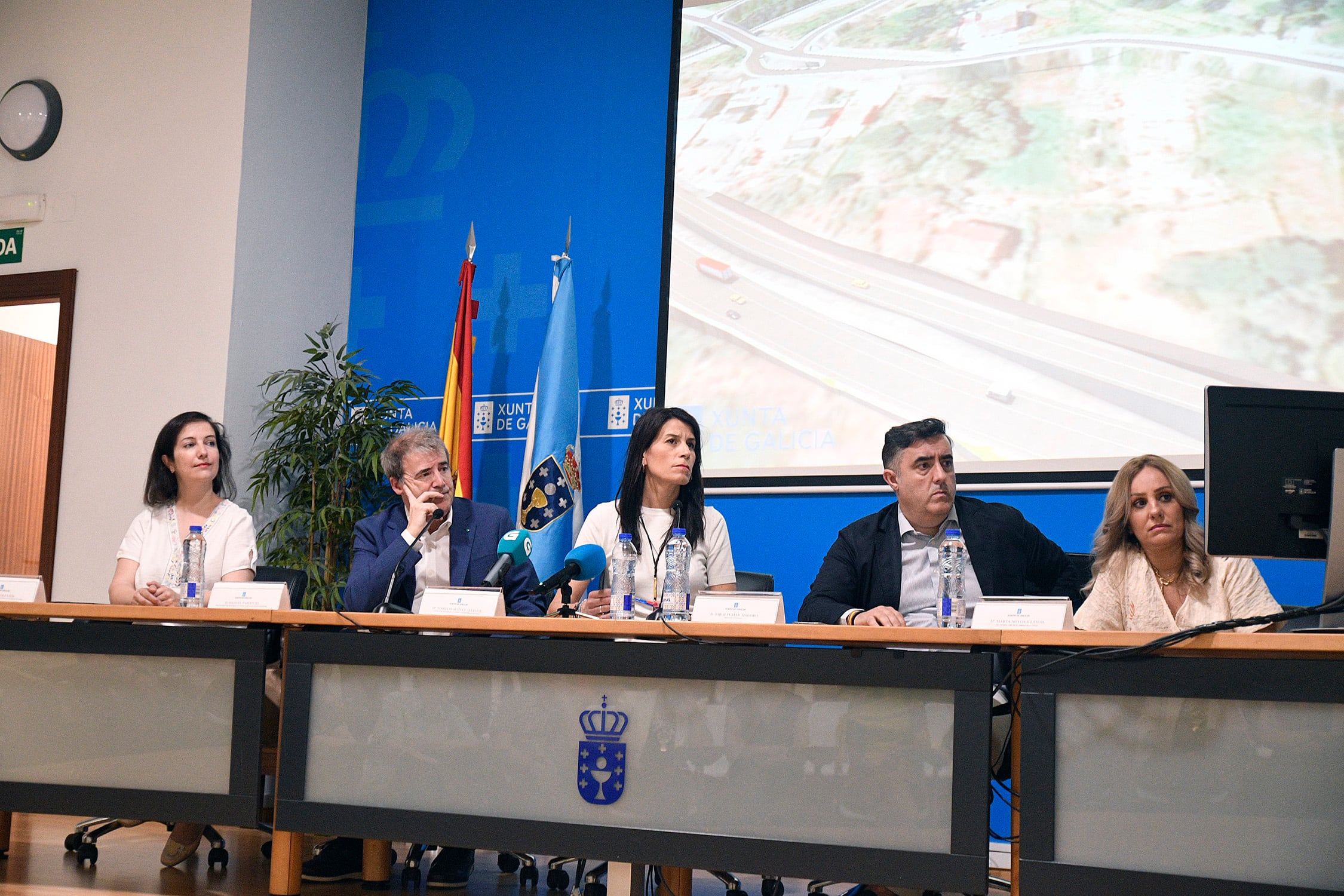 La conselleira de Vivenda e Planificación de Infraestruturas, María Martínez Allegue, junto con el delegado territorial de la Xunta en Ourense, Manuel Pardo, y otras autoridades