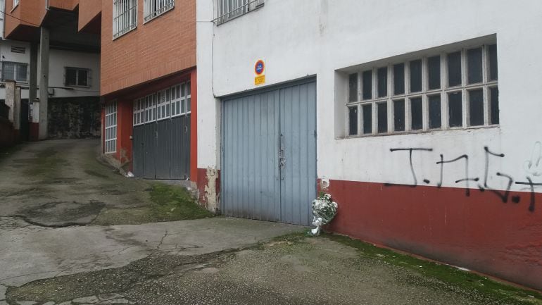 Un ramo de flores recuerda al bebé fallecido en el patio al que se precipitó