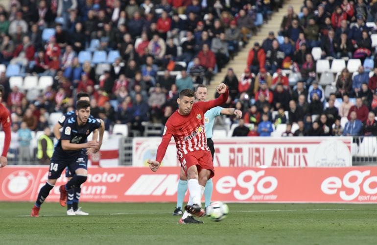 Rubén Alcaraz lanzando el penalti.