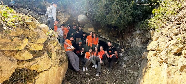 Grupo de estudiantes ante la Fuente Pedrón en Bicorp