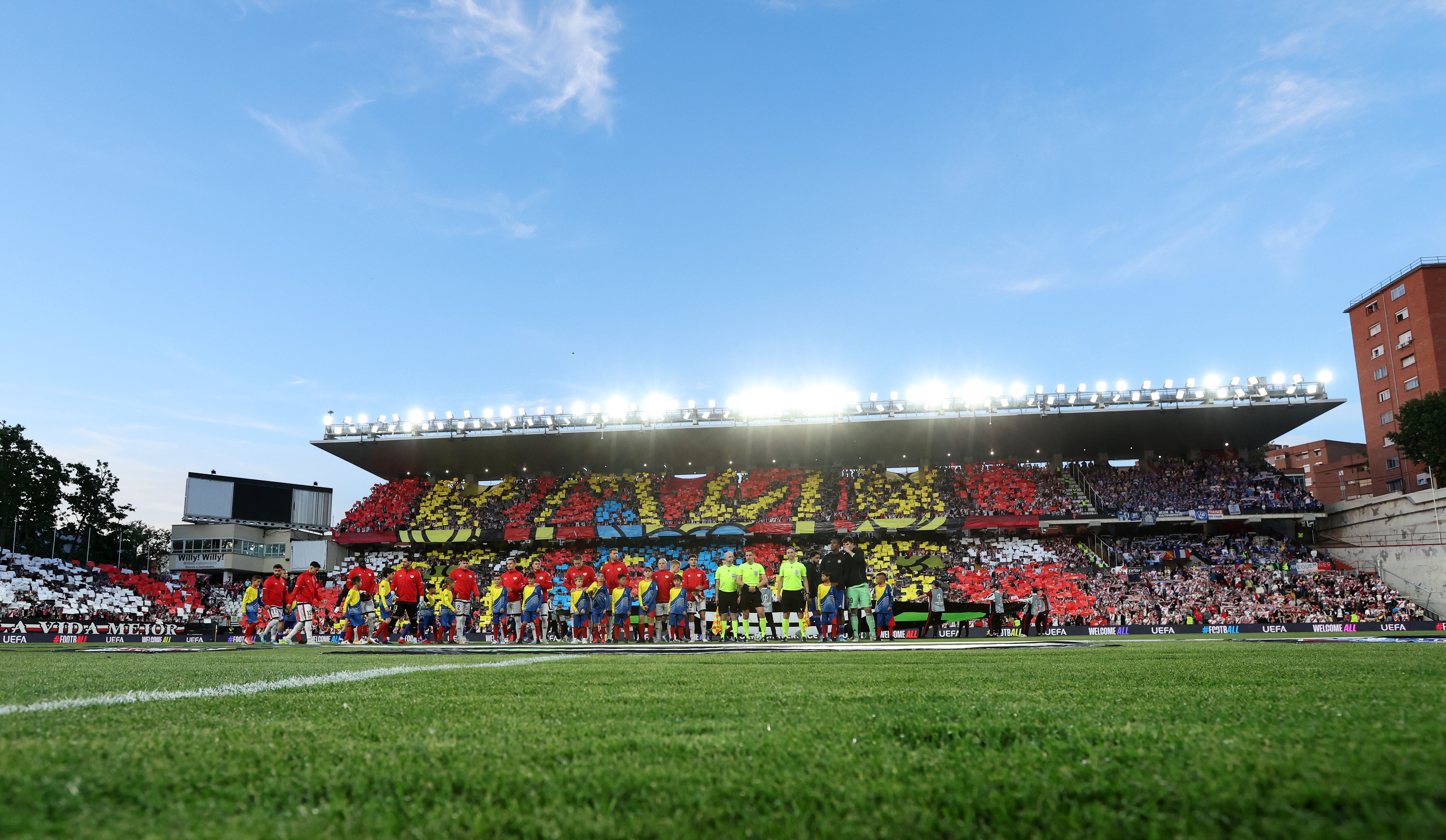 El estadio de Vallecas en las semifinales de Conference League contra el Estrasburgo. (Photo by Florencia Tan Jun/Getty Images)