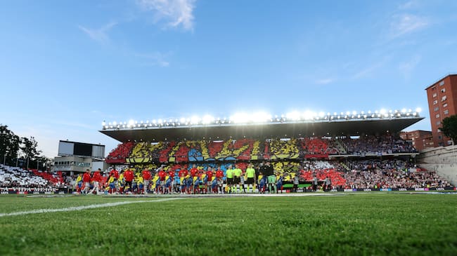 El estadio de Vallecas en las semifinales de Conference League contra el Estrasburgo. (Photo by Florencia Tan Jun/Getty Images)