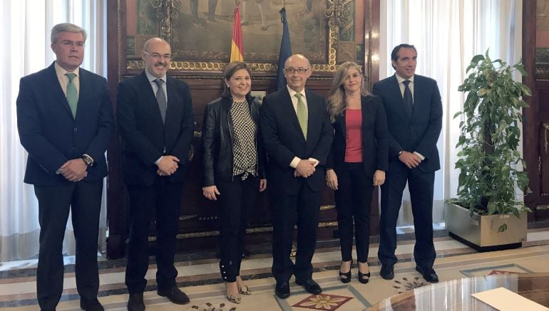 El ministro de Hacienda, Cristóbal Montoro, (tercero dcha.) junto varios componente del PPCV en su última visita a Valencia