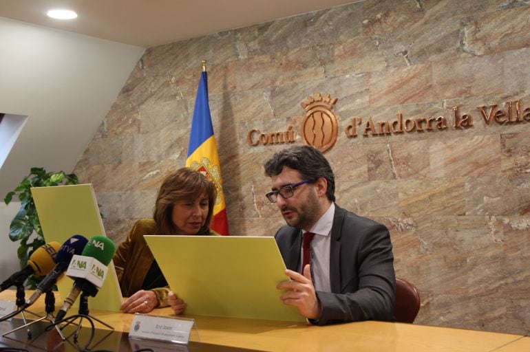 La cònsol major de la capital, Conxita Marsol, i el ministre d'Educació, Èric Jover.