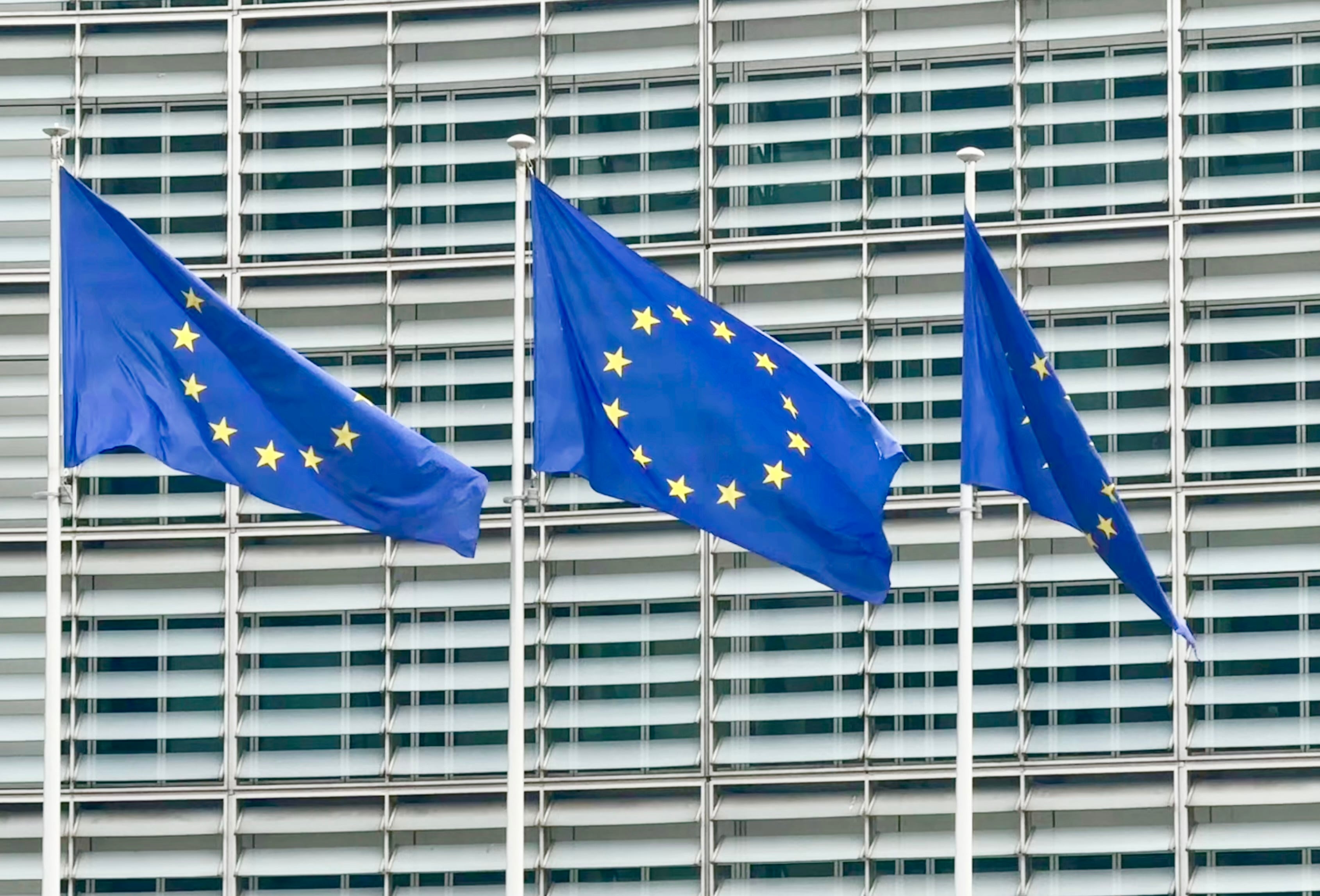 Tres banderas de la Unión Europea ondean frente al edificio de la Comisión Europea en Bruselas. Alicia Windzio/dpa.