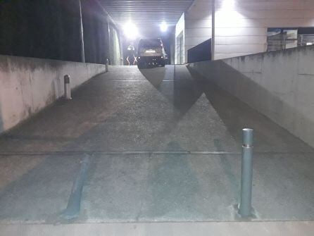 El cotxe, després d'haver pujat per la rampa.