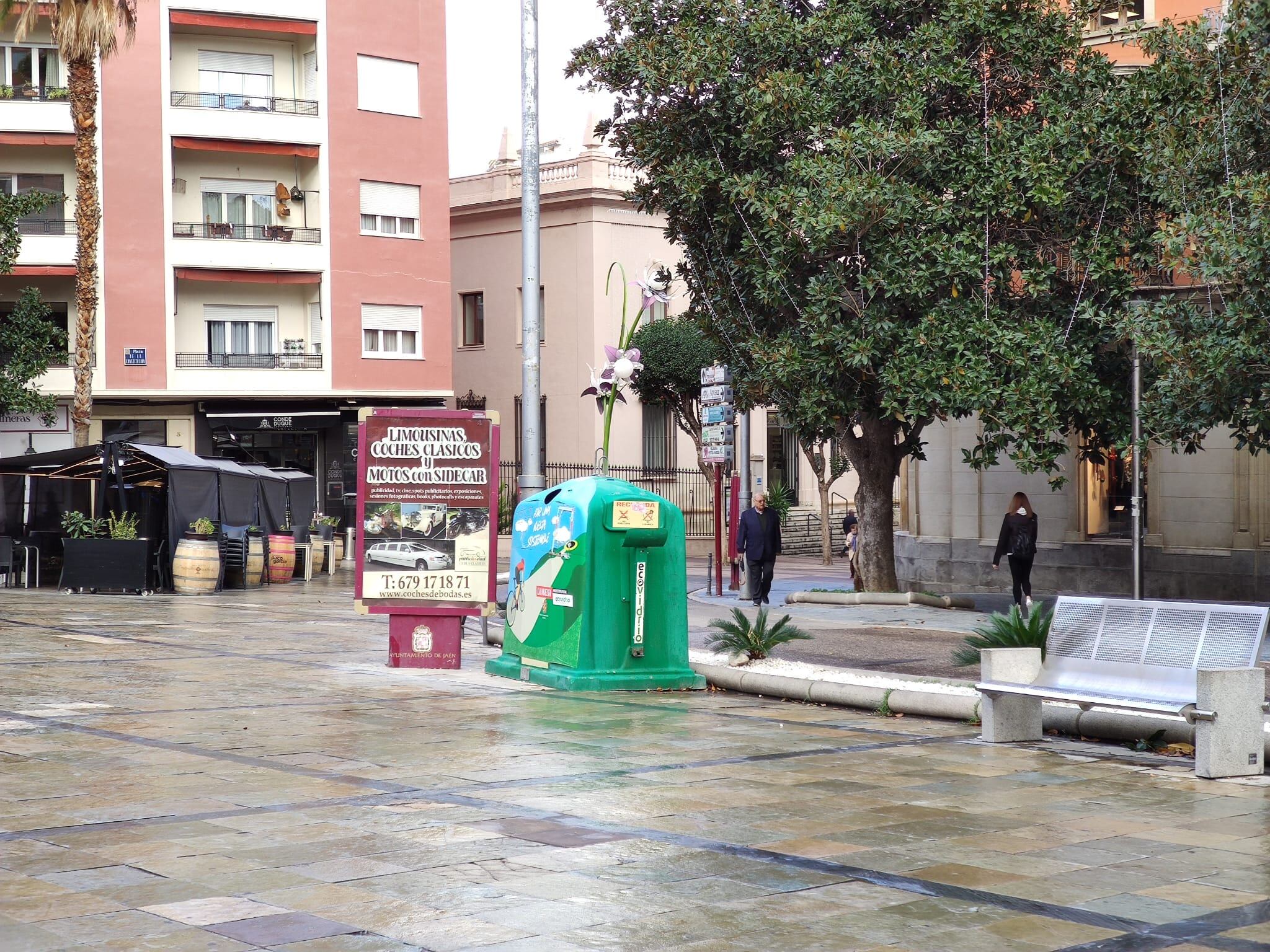 La Plaza de la Constitución en la capital jiennense durante un día de lluvia y viento