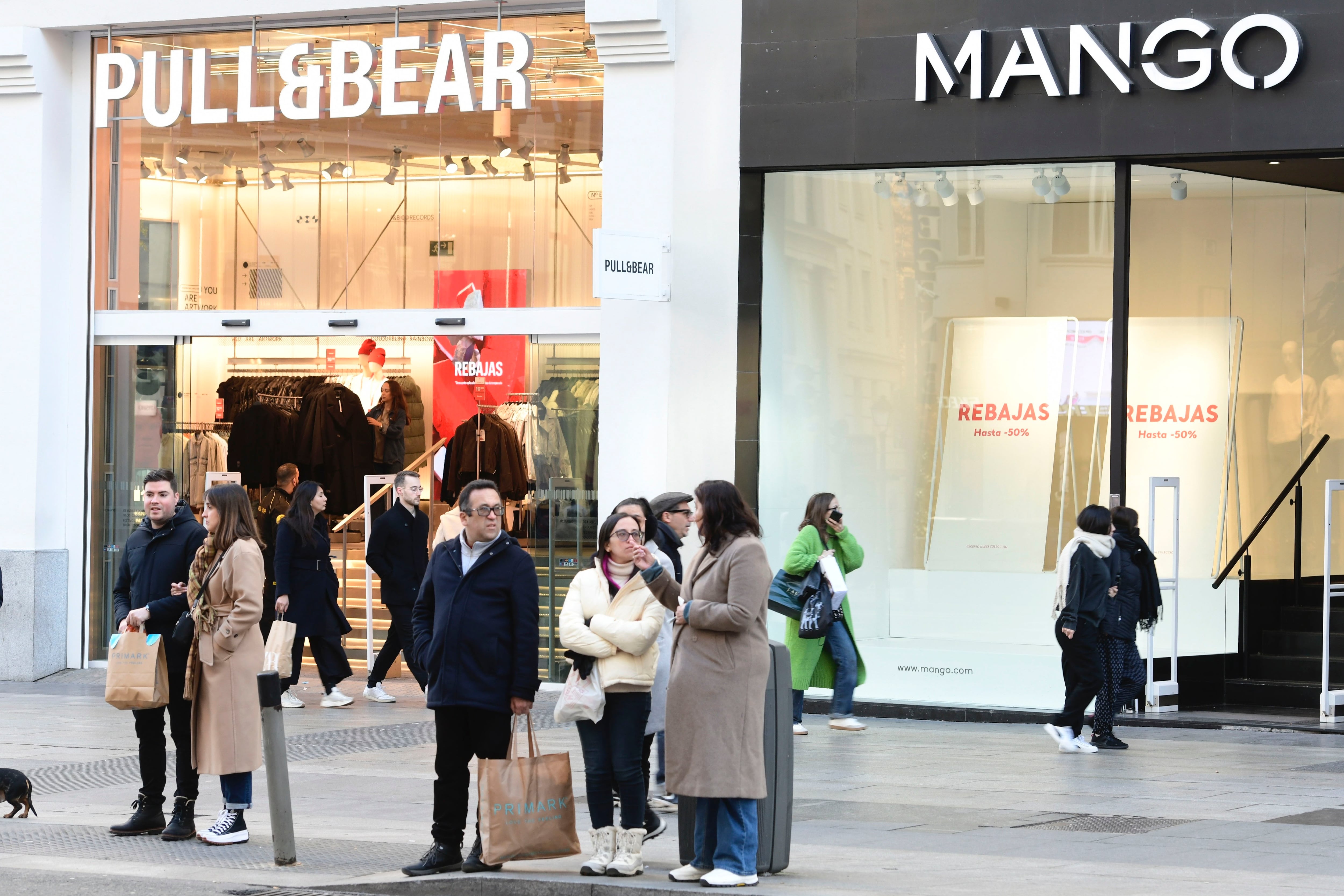 MADRID, 07/01/2024.- Varios consumidores pasean entre las tiendas que ya anuncian sus rebajas en el centro de Madrid este domingo. La tradicional campaña de rebajas de enero se inicia este domingo de forma física en todas las tiendas de España, aunque con el aviso de la OCU de que la garantía de los productos rebajados debe ser la misma que la de uno nuevo y ante su recomendación de evitar las compras compulsivas. EFE/ Víctor Lerena
