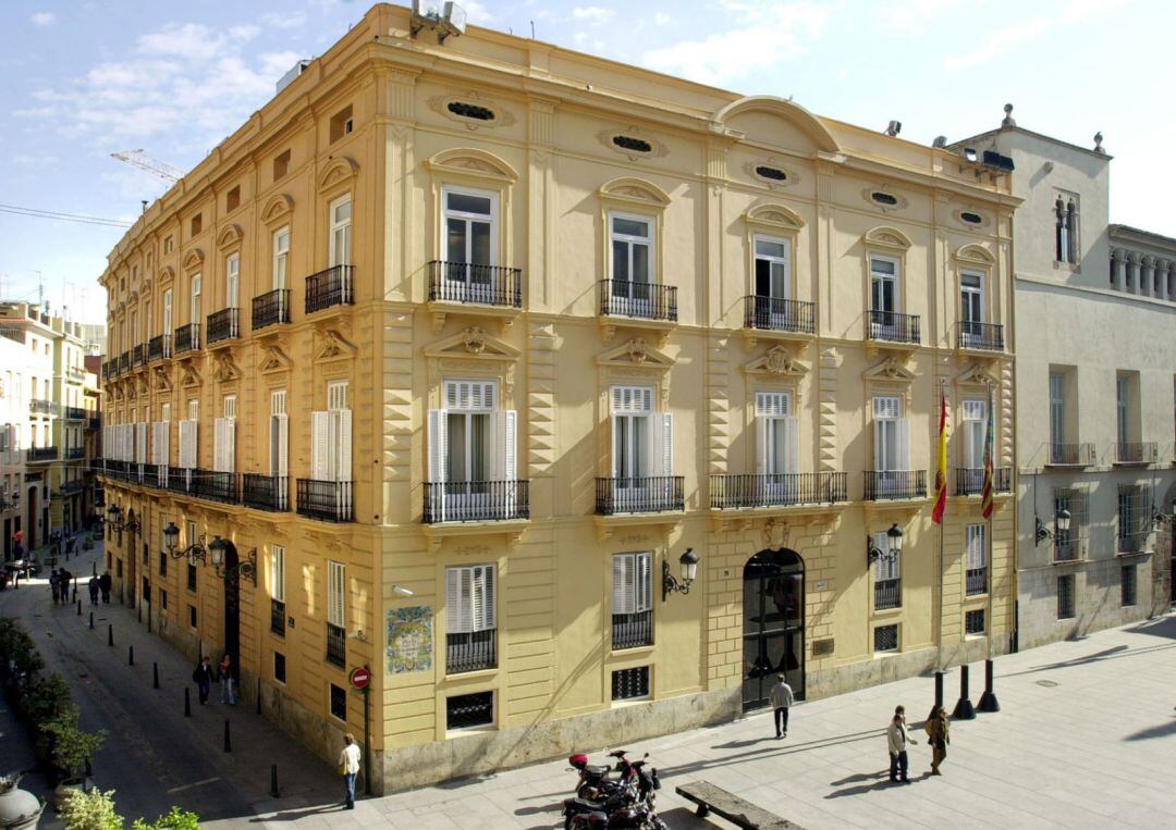 El Palau de Batlia, la sede institucional de la Diputación de Valencia, en la plaza de Manises de València