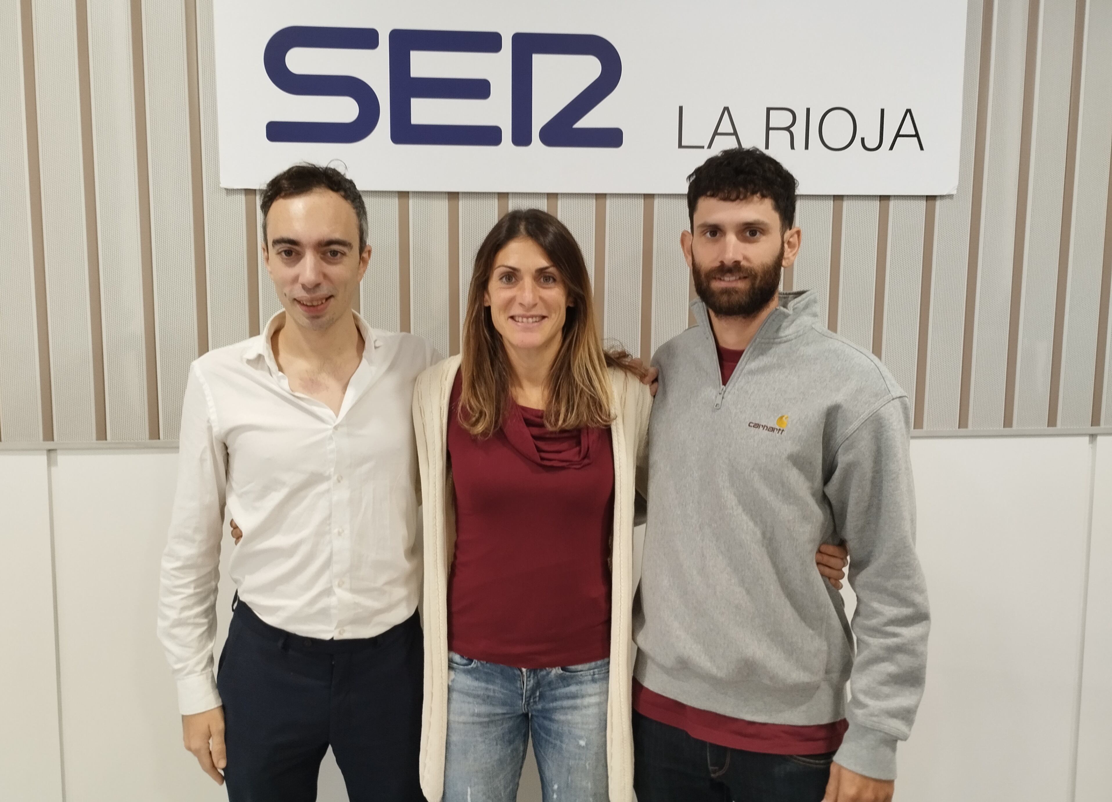 Esther Rodríguez analiza su nueva hazaña junto a Sergio Tejada, a la izquierda, y Borja Langarica, su entrenador.